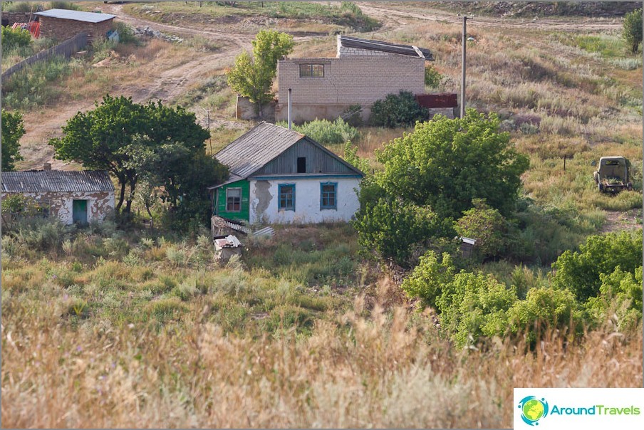 Restes de maisons dans la ferme Dyadin