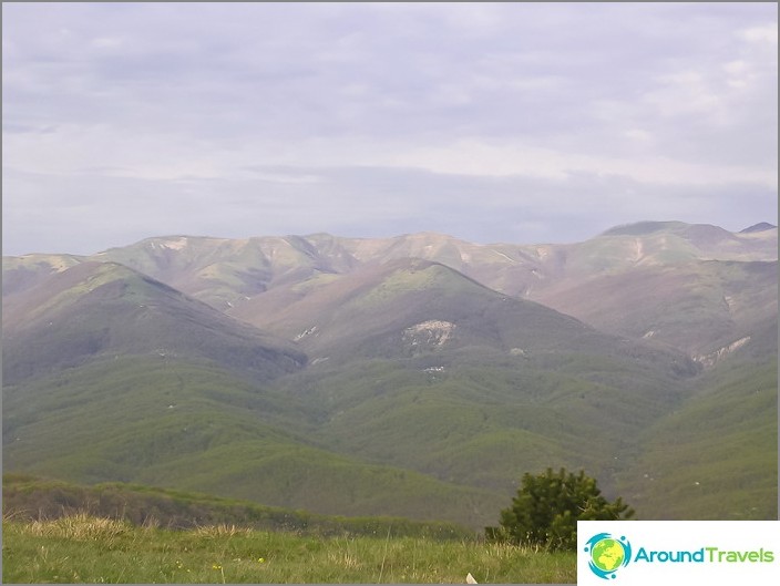 Pohled na hory Gelendzhik z Mount Nexis.