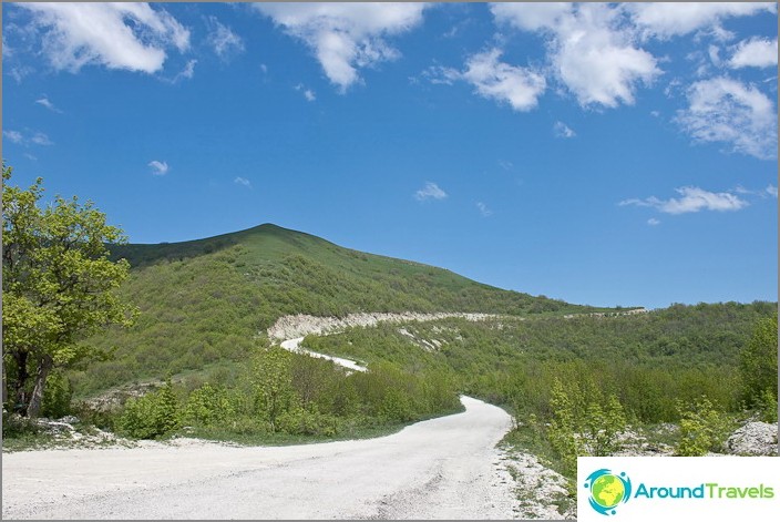 الطريق العسكري إلى سلسلة جبال القوقاز. جبل Gelendzhik.