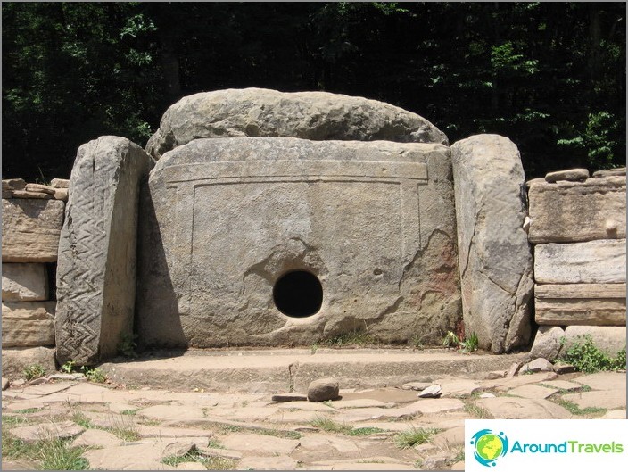 Dorp Renaissance. Dolmen Oecumenisch.