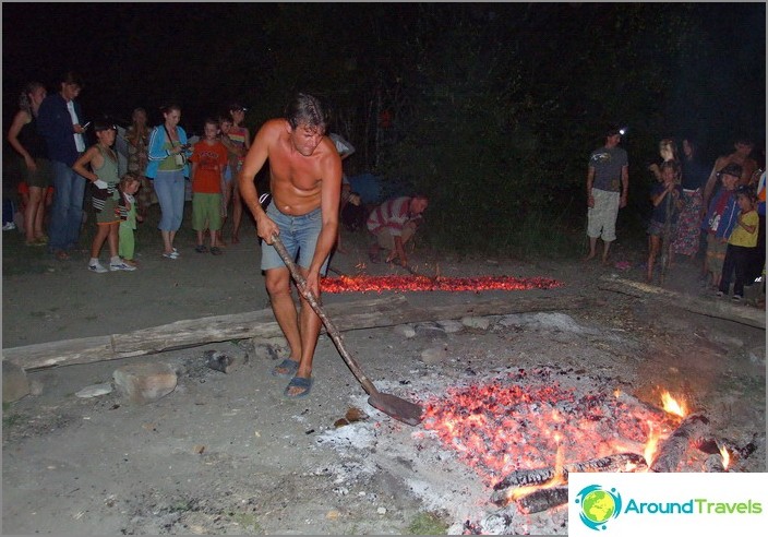 Village Vozrozhdenie. Preparing to walk on coals.