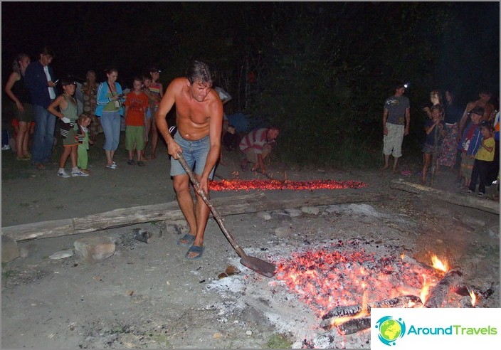 Възраждане на село. Подготовка за ходене по въглените.