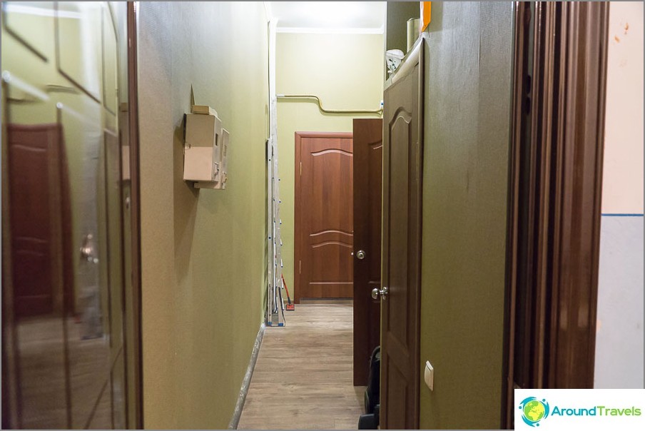 Gemensam korridor med en annan lägenhet att hyra i Airbnb