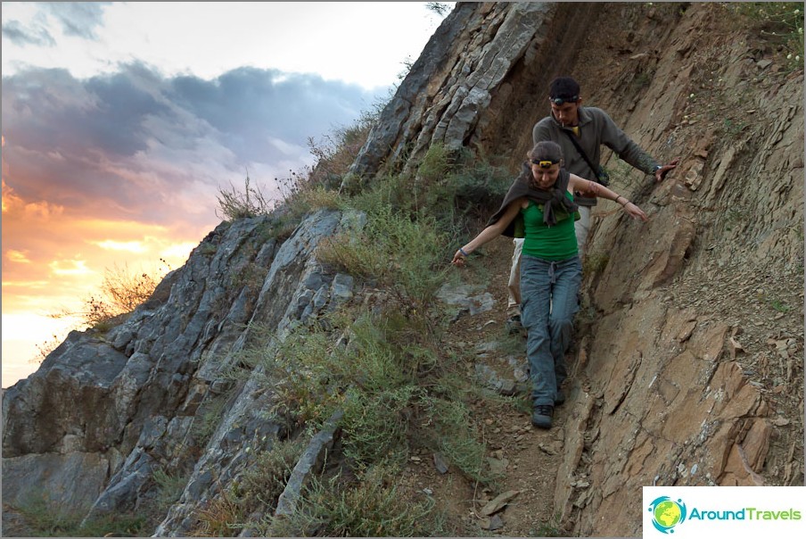 Camino estrecho a lo largo de las montañas de Avilov