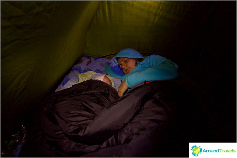 Onze eerste nacht in een tent met Yegor ging met een knal