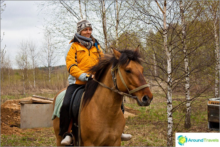 Os vizinhos me deixaram andar a cavalo