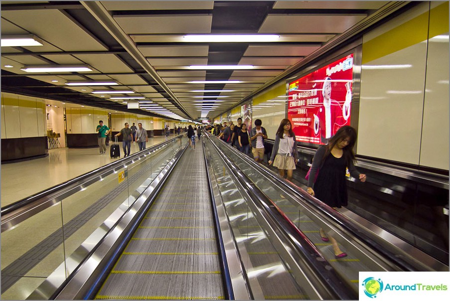 Birçok uzun metro geçişinde, travelatörler