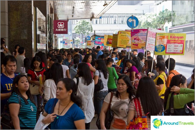 Filipinci se druže na ovom mjestu, vjerojatno traže posao