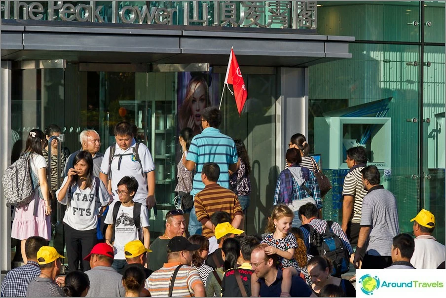 The flag and caps of the same color are an indispensable attribute of the Chinese excursion group