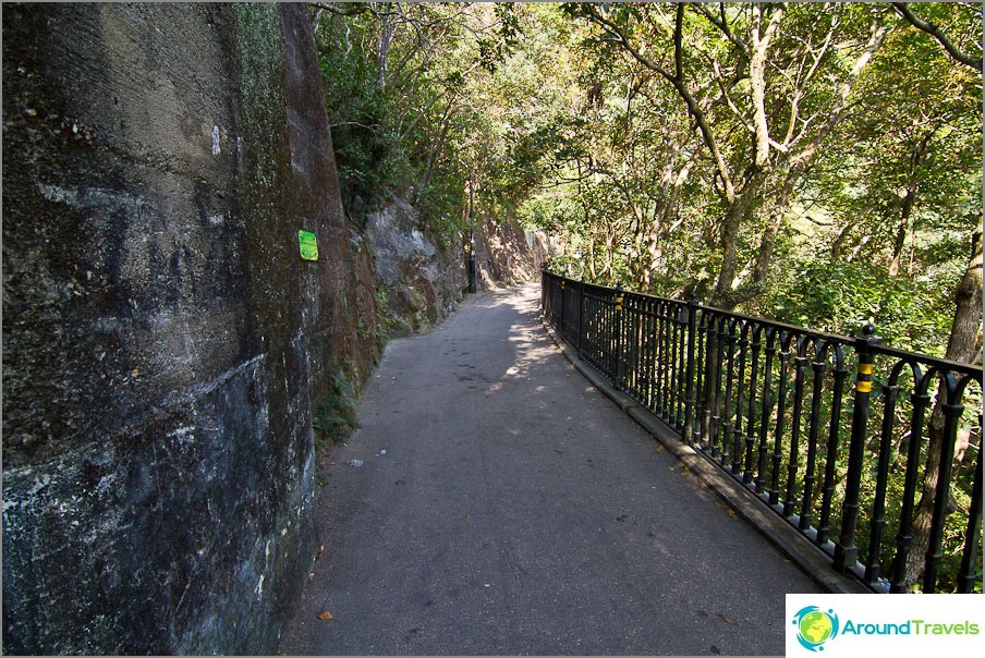 Ráno chodník okolo Victoria Peak, v skutočnosti existuje veľa ľudí