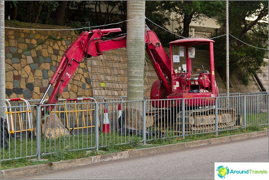Small Chinese excavator, fits in the median strip