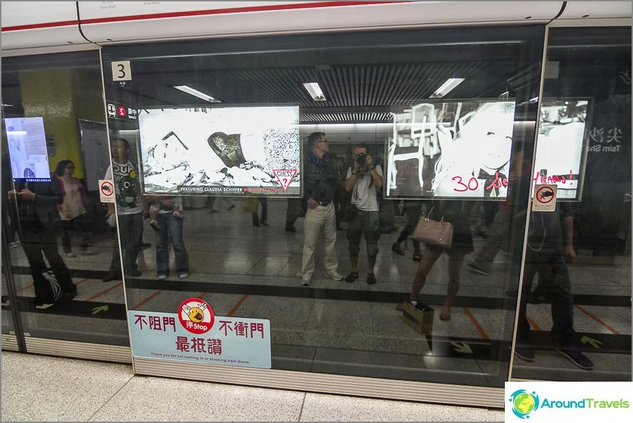 The platform is fenced off from the train by transparent glass with doors