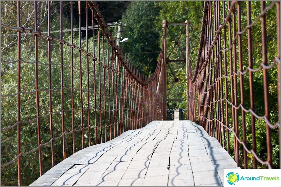 ベラヤ川に架かる吊り橋