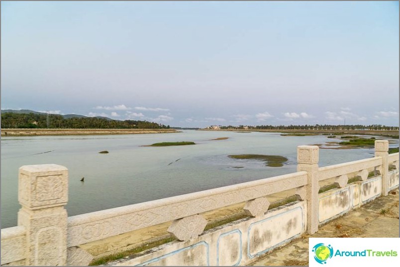 La rivière y coule plus loin dans la mer