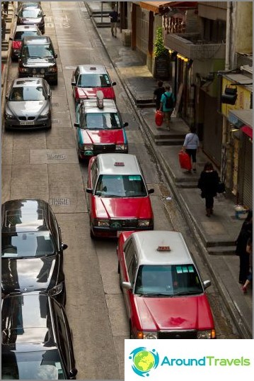 Es gibt viele Taxis in der Stadt, Modellautos sind alte Toyota