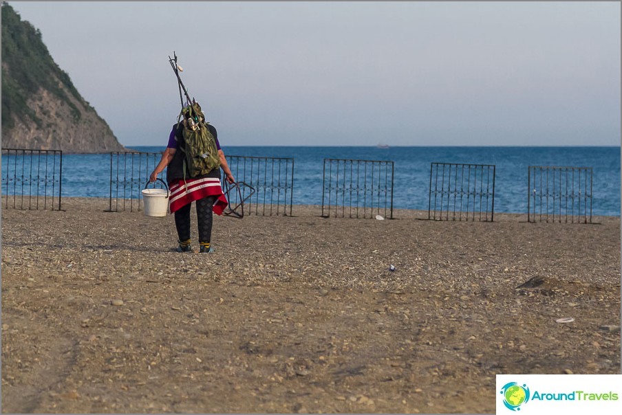 Une femme dure va à la pêche