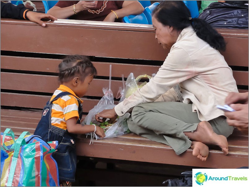 Come de las bolsas en la estación