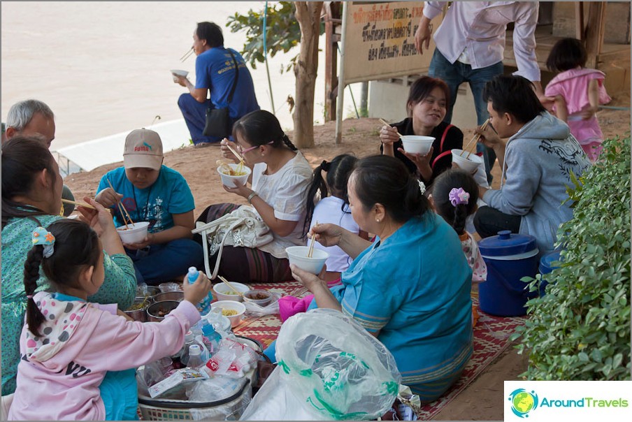 Celá rodina pri večeri na brehu rieky Mekong