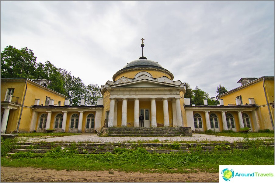 Volkonskys Mausoleum unter dem Speisesaal wurde fast vollständig neu gestaltet