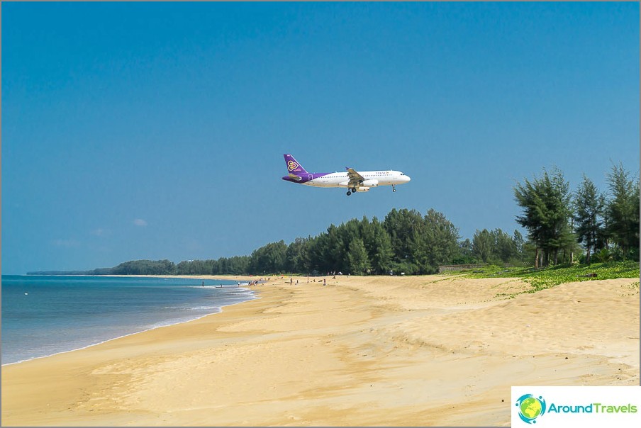 Plage de Mai Khao avec des avions près de l'aéroport