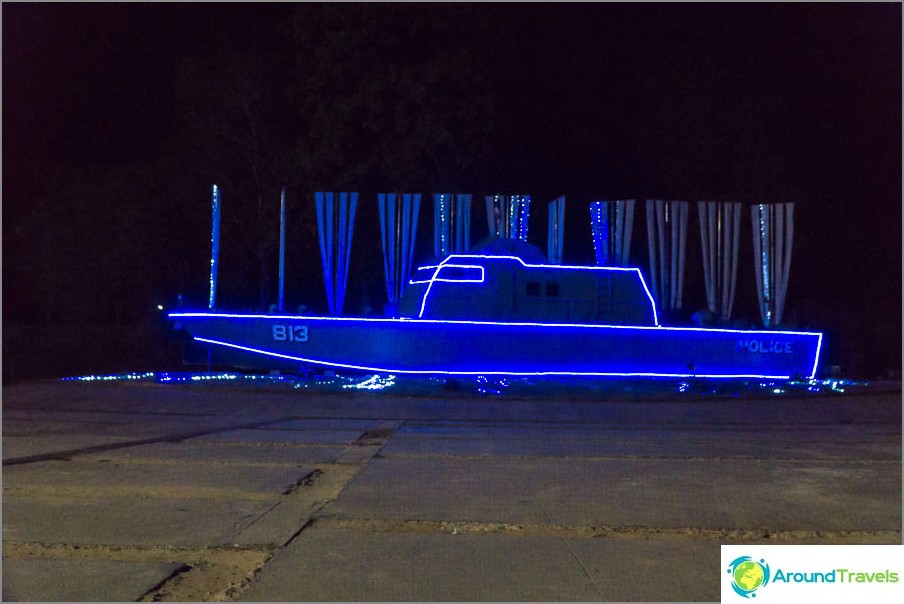 Monumento: un barco de la policía que se llevó un tsunami lejos de la costa