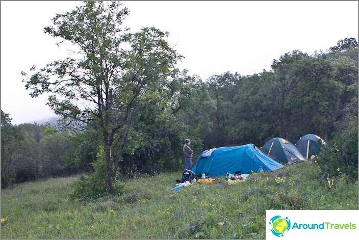 معسكرنا على منحدر بالقرب من موقف السيارات Ai-Dimitri.