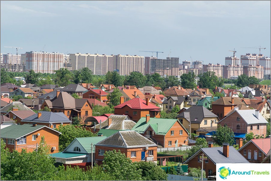 في كراسنودار ، البناء العالمي للمناطق السكنية ، ولكن حتى الآن نصف المدينة هو القطاع الخاص