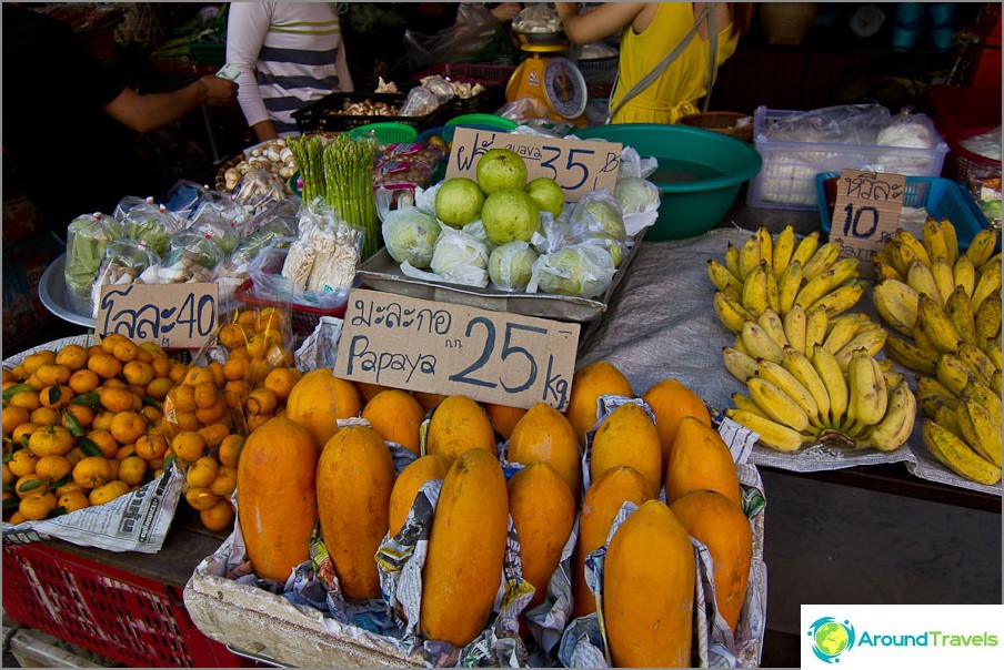 Como havia um mamão em Chiang Mai a 25 baht por kg, ele permaneceu