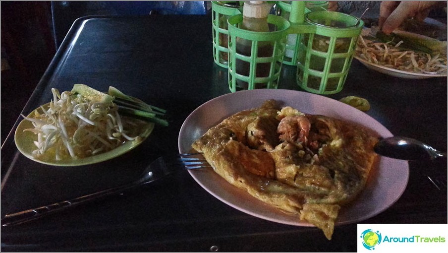 Pad Thai i en thailandsk gade cafe Chiang Mai til 30 baht