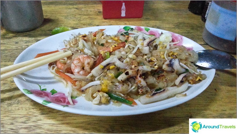 Pad Thai på øya Chang for 50 baht, i en nærliggende kafé, men på bredden - allerede 100 baht