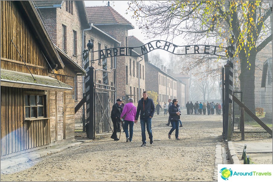 Veel mensen, mooi weer. Auschwitz 1.