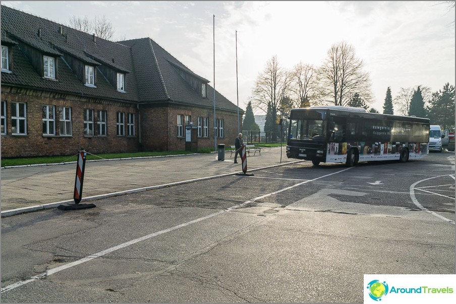 ป้ายรถบัสรับส่งที่ลานจอดรถ Auschwitz 1