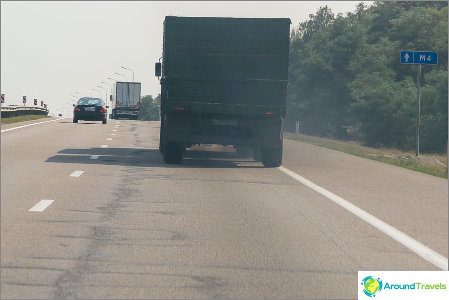 Camioane de fum de-a lungul drumului, cu cât sunt mai aproape de sud, cu atât mai multe sunt, în fiecare secundă