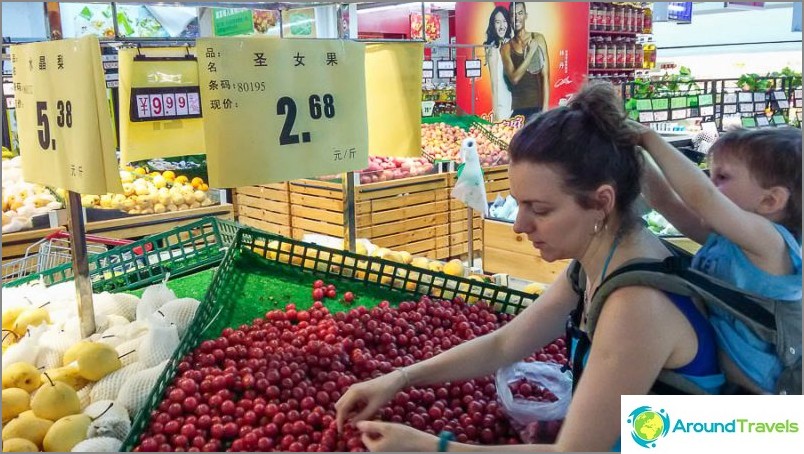 Les tomates cerises sont les plus délicieuses de ma vie! Ils sont très bon marché!