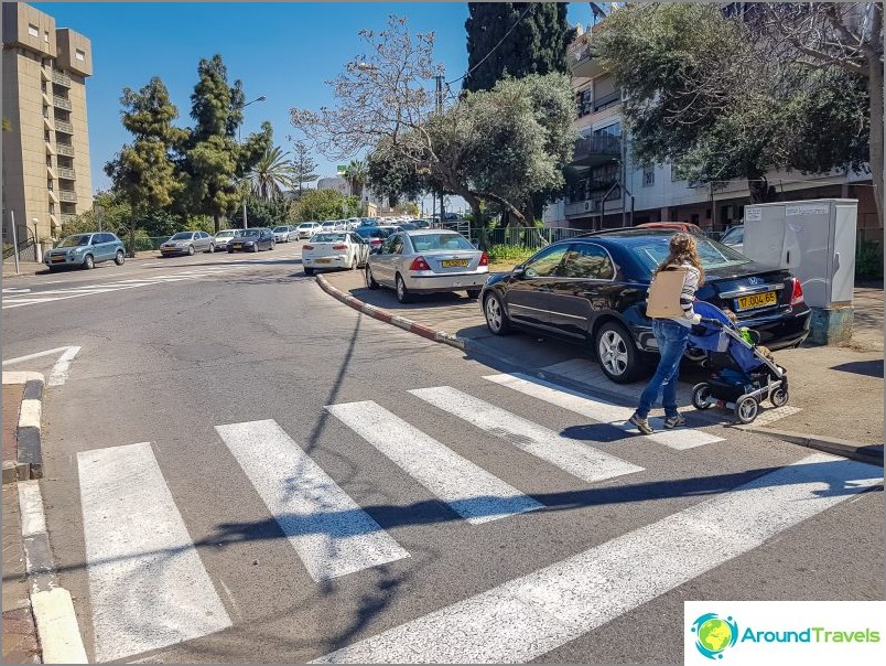 車は多くの場合、すべてをブロックする歩道に立っています