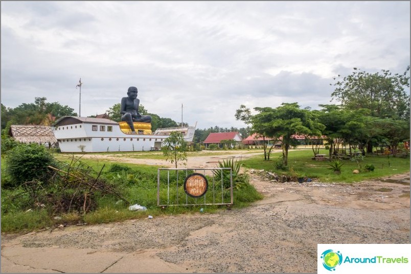 تمثال أسود ضخم للراهب لوانغ باو على متن قارب - معبد آخر في كوه ساموي