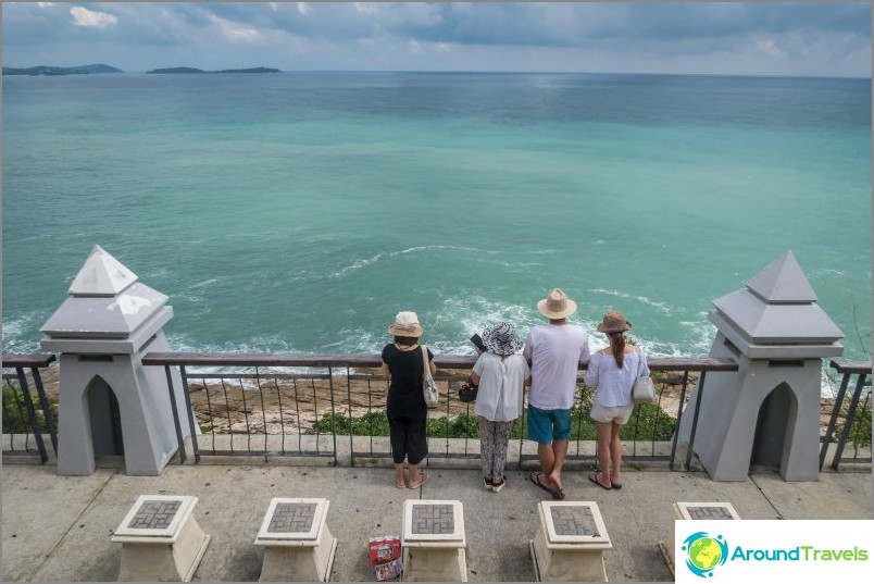 Die mittlere Terrasse, die zum Meer hinunterführt