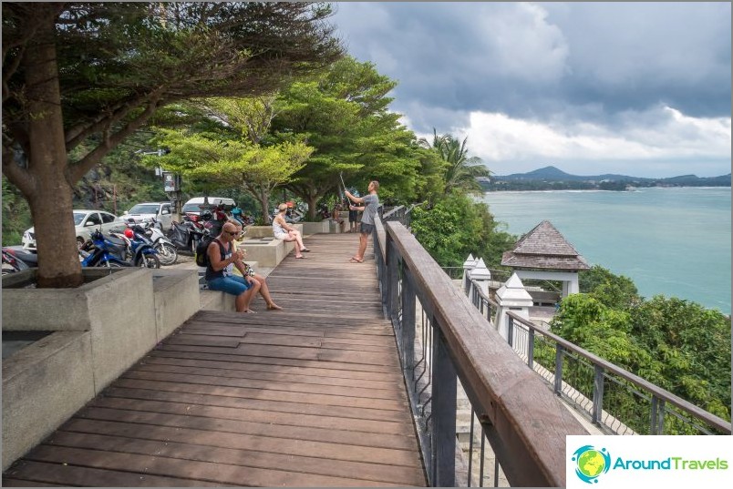 Como você pode ver - há muita sombra, um lugar para relaxar, se não pelo barulho por trás