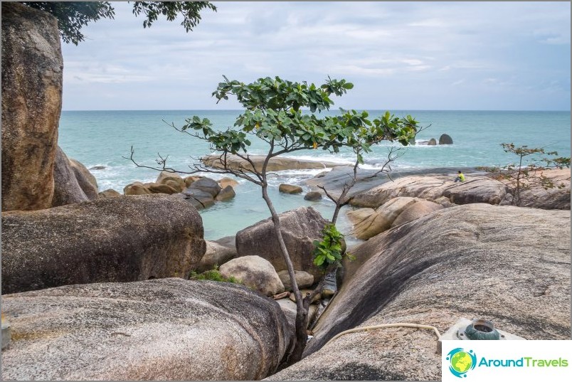 Vaggar mormor och morfar på Samui - ett observationsdäck och en stenmedlem