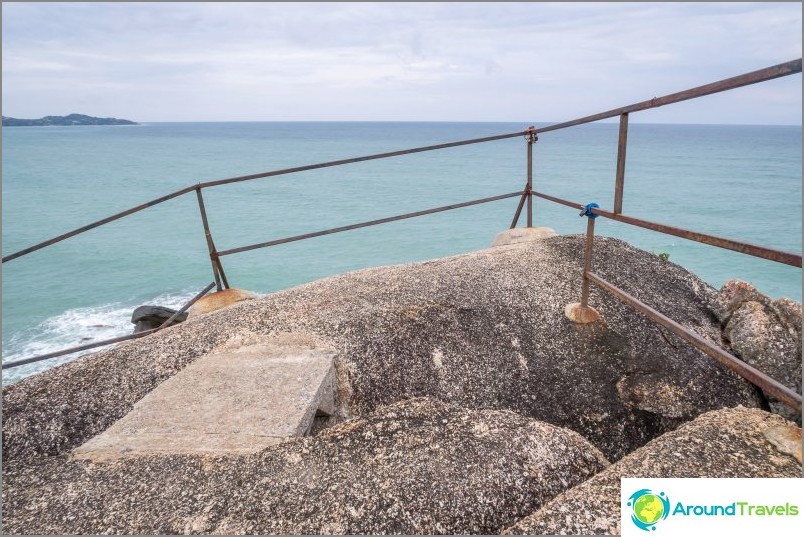 Vaggar mormor och morfar på Samui - ett observationsdäck och en stenmedlem