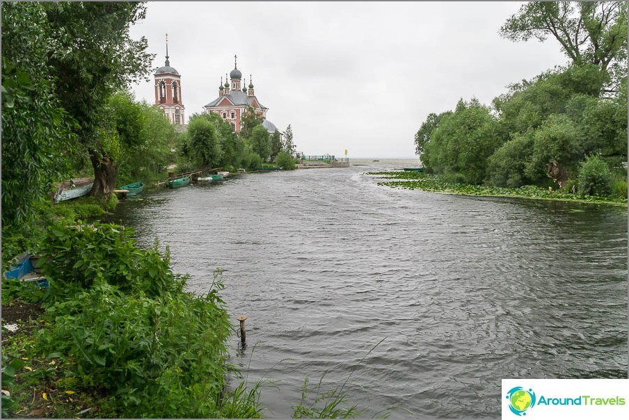 The river flows into Lake Pleshcheyevo, near the church there is an embankment overlooking