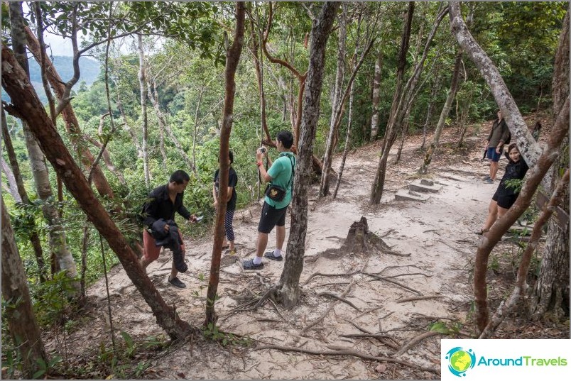 Poteca se desfășoară de-a lungul versantului din stânga, vedere a golfului Phang Nga