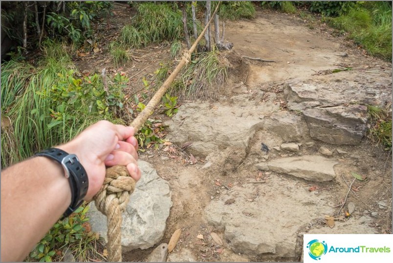 E à direita do topo há uma pedra sobre o abismo. Para o seguro, eles amarraram uma corda aqui.