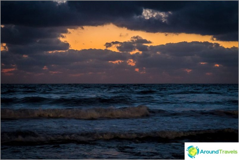 Il mare, anche di sera, è piacevole di notte