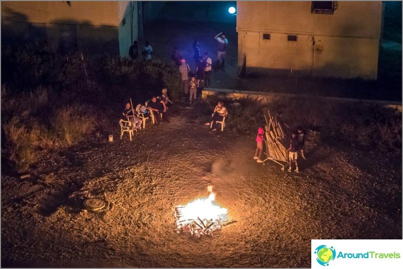 In una delle vacanze, la gente brucia solo un falò nel cortile.