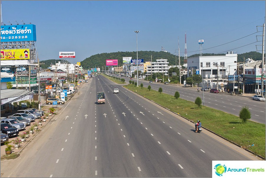 Централната улица Nakhon Sawan и тя е магистралата