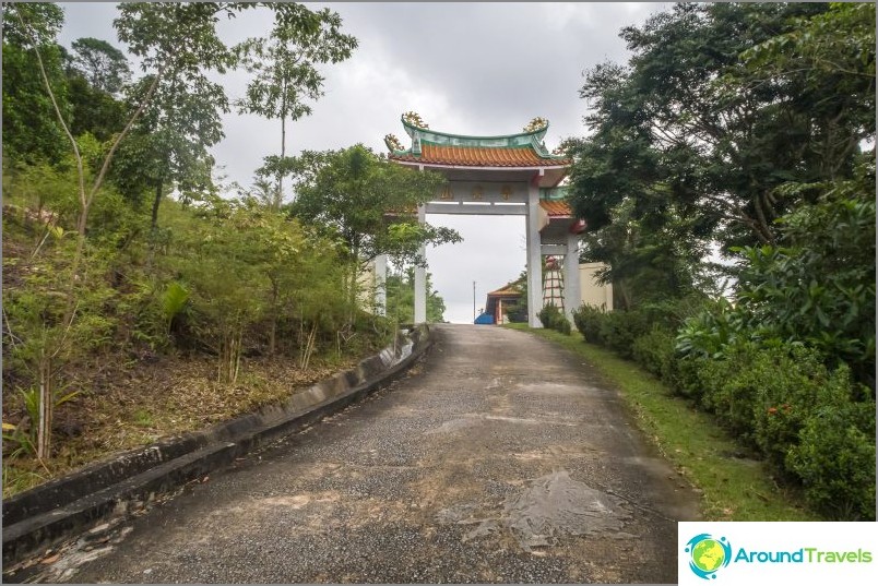 مدخل المعبد الصيني من الطريق السريع