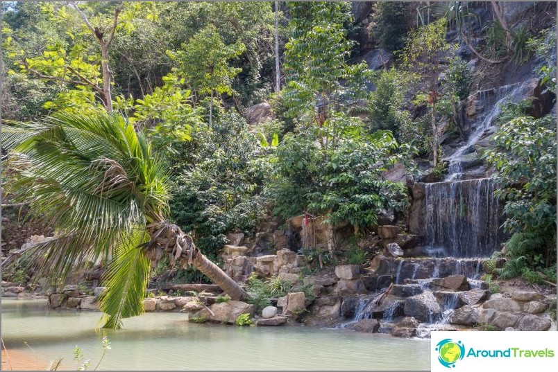 Wang Sai Waterfall på Phangan och en humörig nöjespark