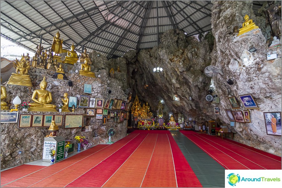 O templo está localizado dentro da rocha e é coberto com um teto artificial.