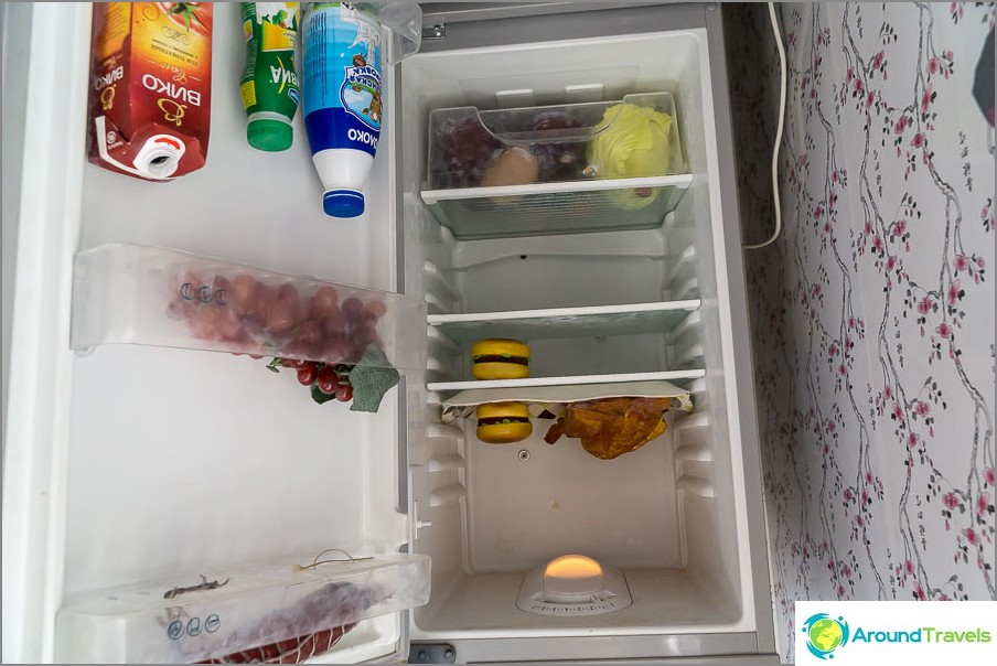 طعام بلاستيكي مقلوب حتى في الثلاجة